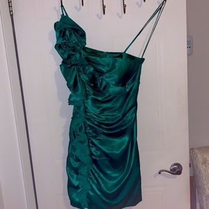 Cartise esmeralda green one shoulder cocktail 👗